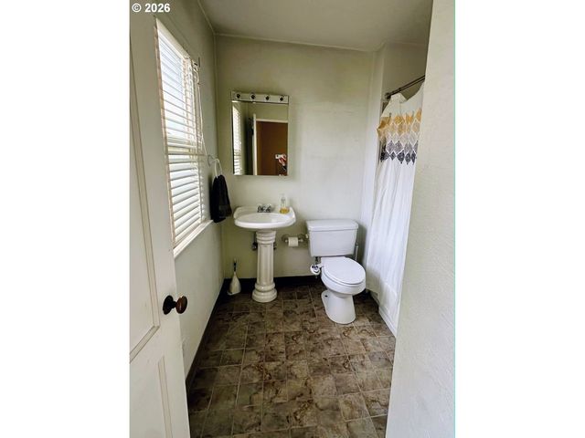 6731 Ne BROADWAY St, Portland, OR 97213