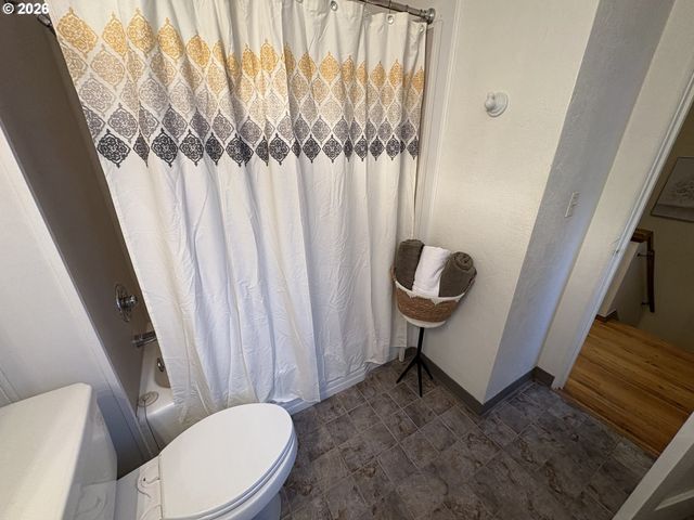 6731 Ne BROADWAY St, Portland, OR 97213