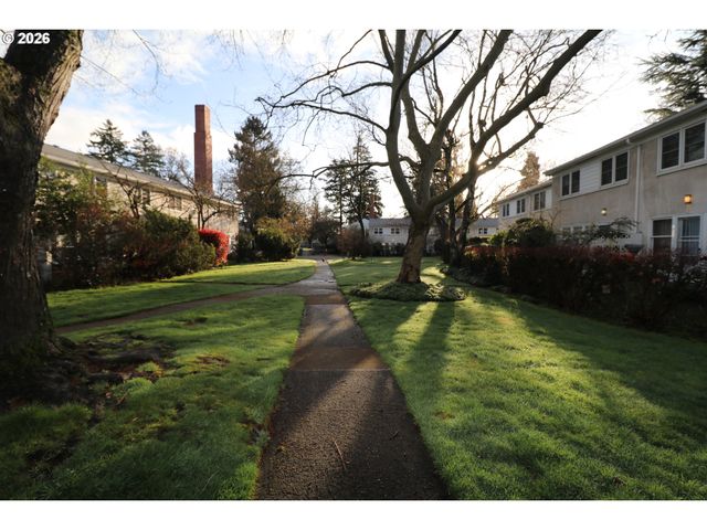 6731 Ne BROADWAY St, Portland, OR 97213