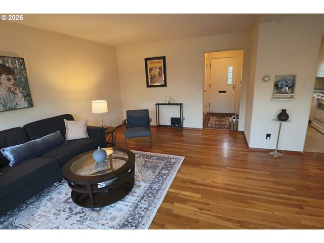 6731 Ne BROADWAY St, Portland, OR 97213