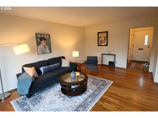 6731 Ne BROADWAY St, Portland, OR 97213