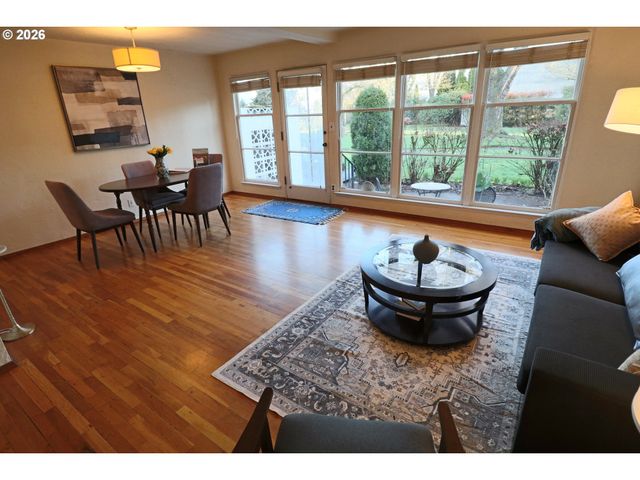 6731 Ne BROADWAY St, Portland, OR 97213