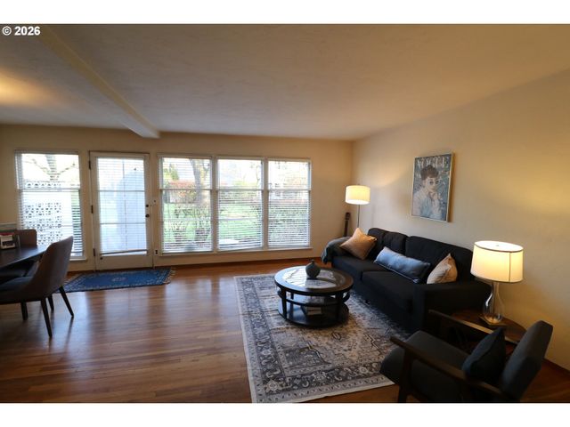 6731 Ne BROADWAY St, Portland, OR 97213