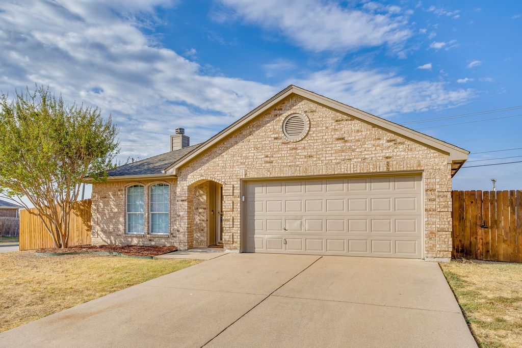 549 Bretts Way, Burleson, TX 76028 — photo 2