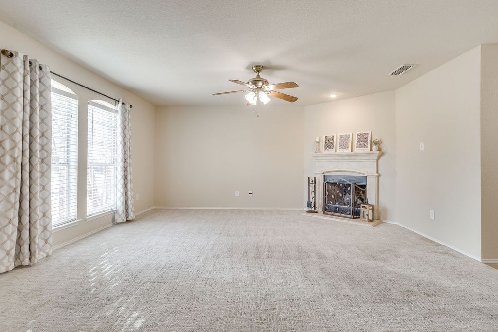 549 Bretts Way, Burleson, TX 76028 — photo 4