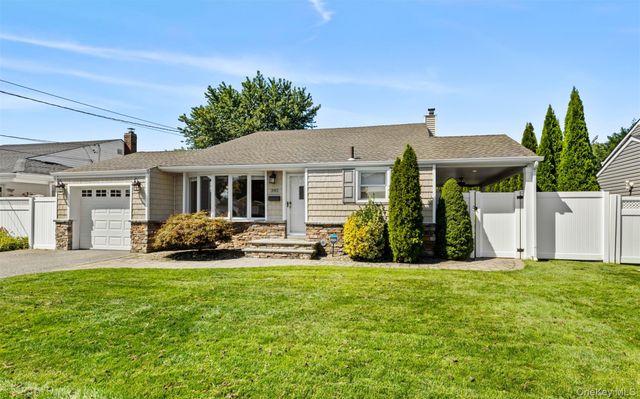 392 Philadelphia Avenue, Massapequa Park, NY 11762