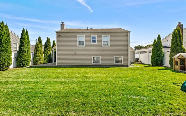 392 Philadelphia Avenue, Massapequa Park, NY 11762