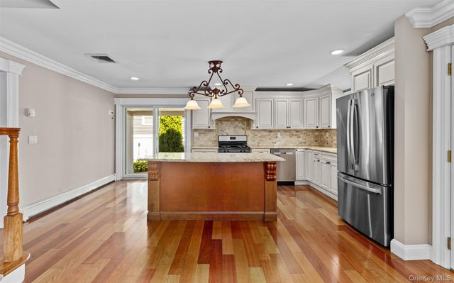392 Philadelphia Avenue, Massapequa Park, NY 11762