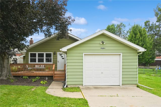 431 30th St Dr SE, Cedar Rapids, IA 52403