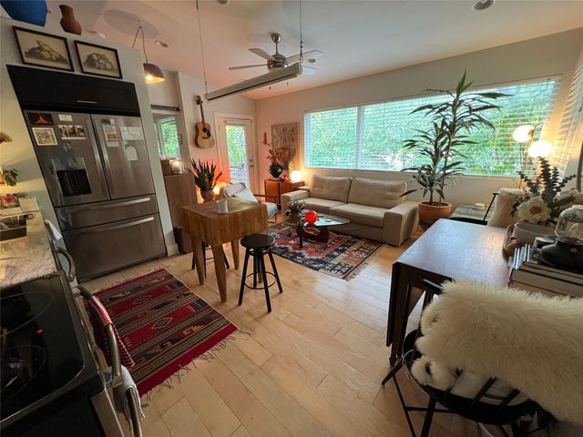 2206 E 9th ST B, Austin, TX 78702