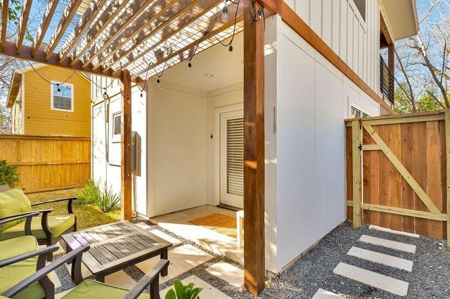 2206 E 9th ST B, Austin, TX 78702