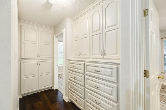 900 Enchanted Oaks Drive, Angleton, TX 77515