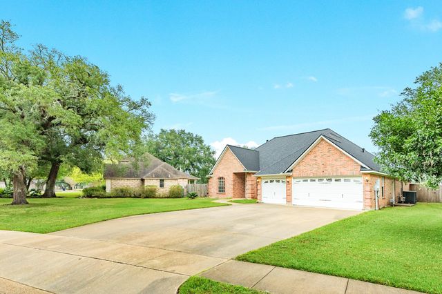 900 Enchanted Oaks Drive, Angleton, TX 77515