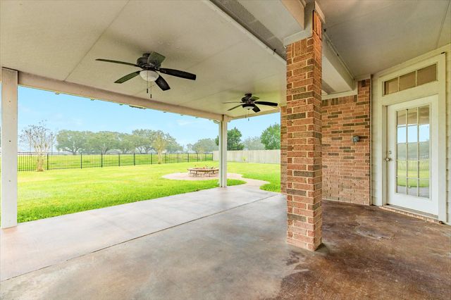 900 Enchanted Oaks Drive, Angleton, TX 77515