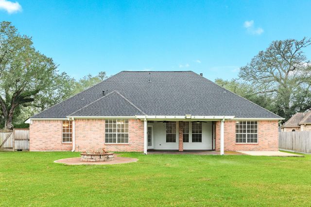 900 Enchanted Oaks Drive, Angleton, TX 77515
