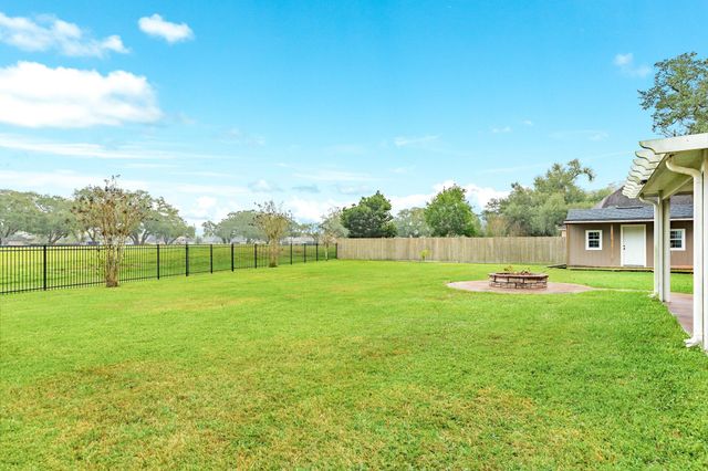 900 Enchanted Oaks Drive, Angleton, TX 77515