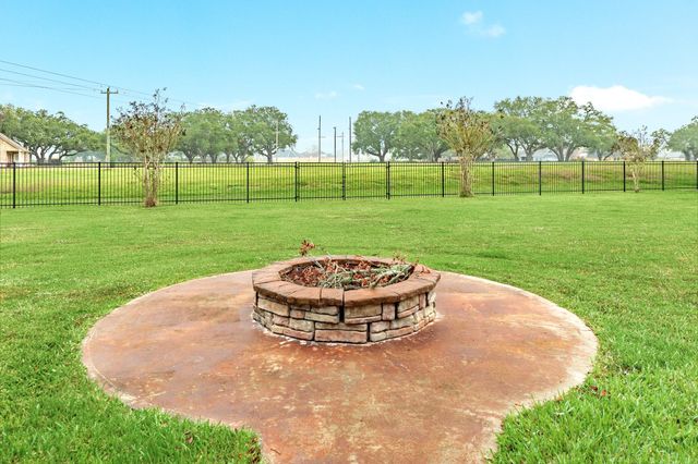 900 Enchanted Oaks Drive, Angleton, TX 77515