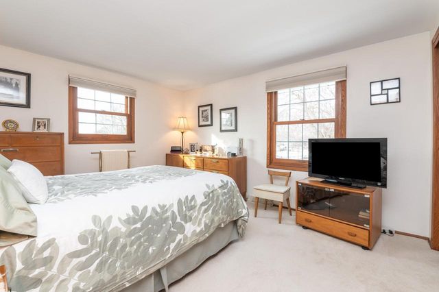 1107 Dogwood LANE, Waukesha, WI 53189