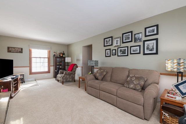 1107 Dogwood LANE, Waukesha, WI 53189