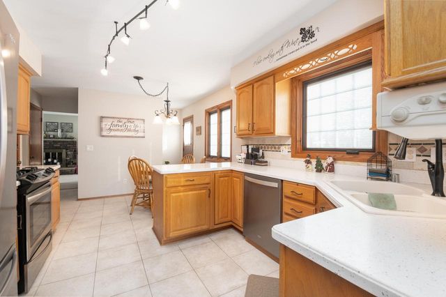 1107 Dogwood LANE, Waukesha, WI 53189