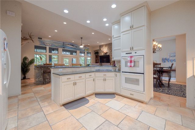 108 Cedar Ridge Dr, Rockport, TX 78382