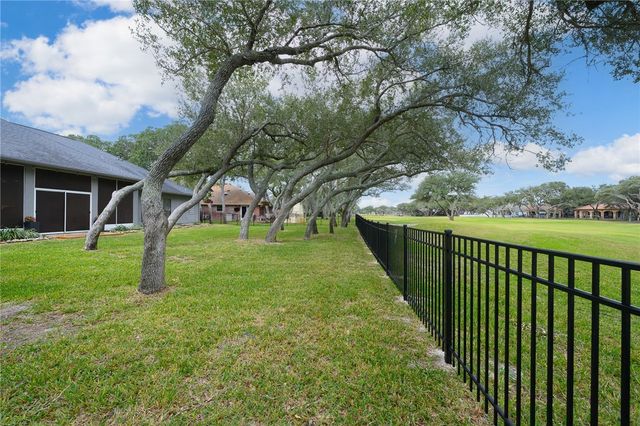 108 Cedar Ridge Dr, Rockport, TX 78382