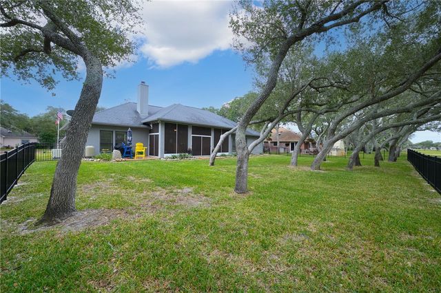 108 Cedar Ridge Dr, Rockport, TX 78382