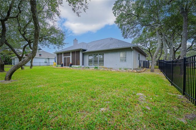108 Cedar Ridge Dr, Rockport, TX 78382