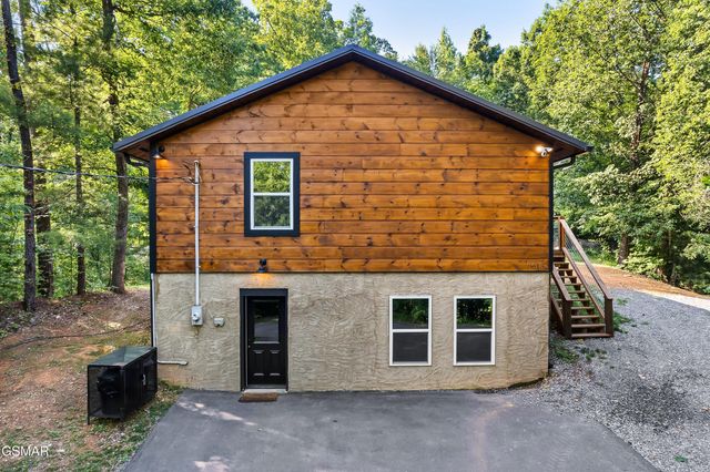 3613 Old Mountain Road, Sevierville, TN 37876
