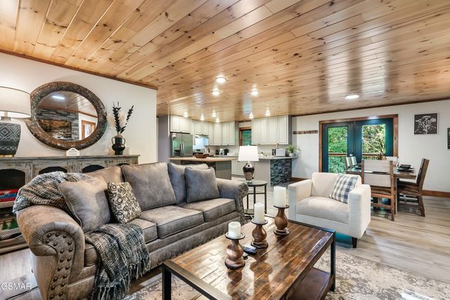 3613 Old Mountain Road, Sevierville, TN 37876