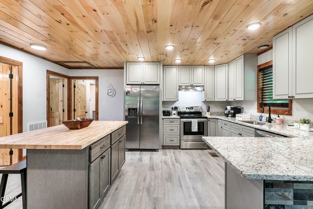 3613 Old Mountain Road, Sevierville, TN 37876