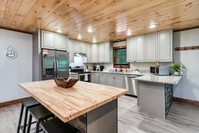 3613 Old Mountain Road, Sevierville, TN 37876