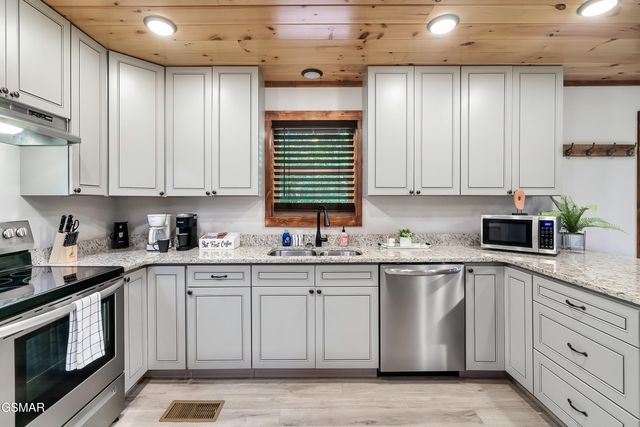 3613 Old Mountain Road, Sevierville, TN 37876