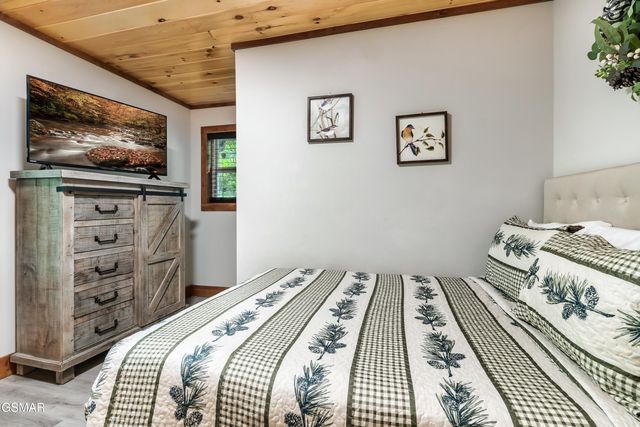 3613 Old Mountain Road, Sevierville, TN 37876