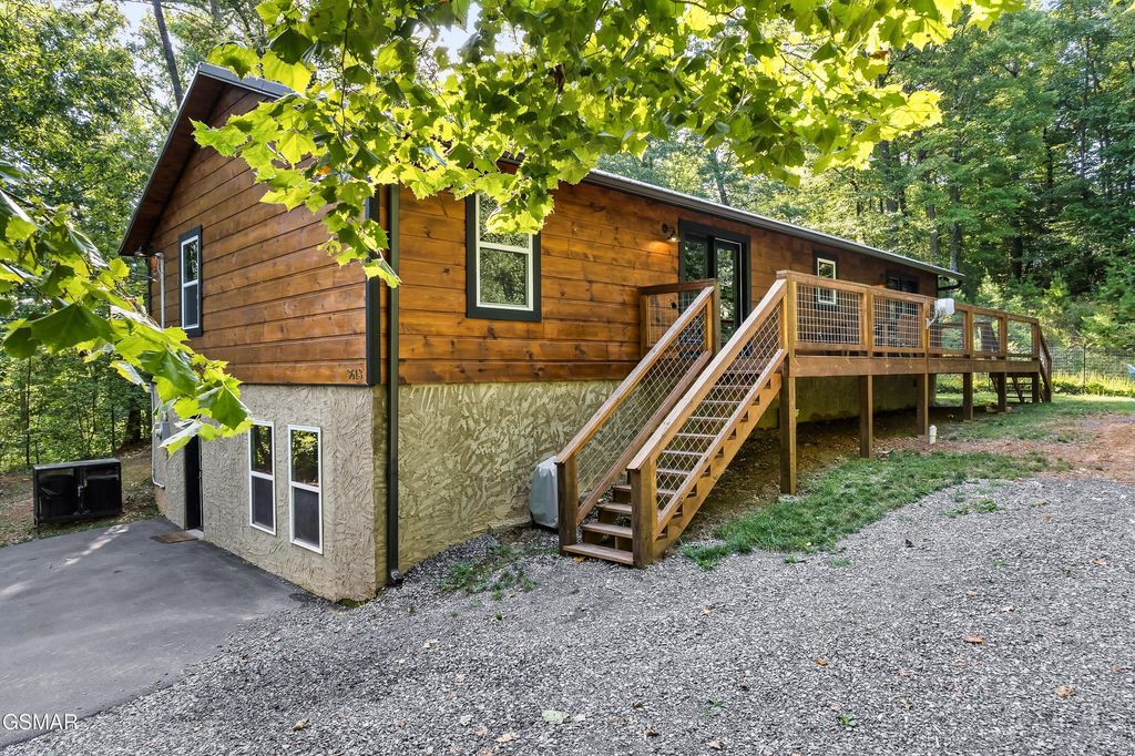 3613 Old Mountain Road, Sevierville, TN 37876