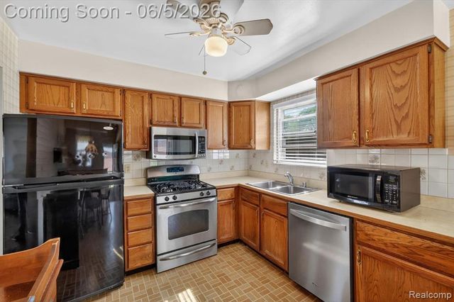 31561 Tecla Drive, Warren, MI 48088