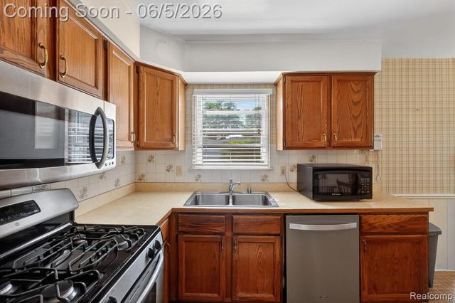 31561 Tecla Drive, Warren, MI 48088