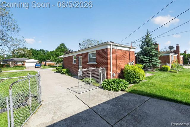 31561 Tecla Drive, Warren, MI 48088
