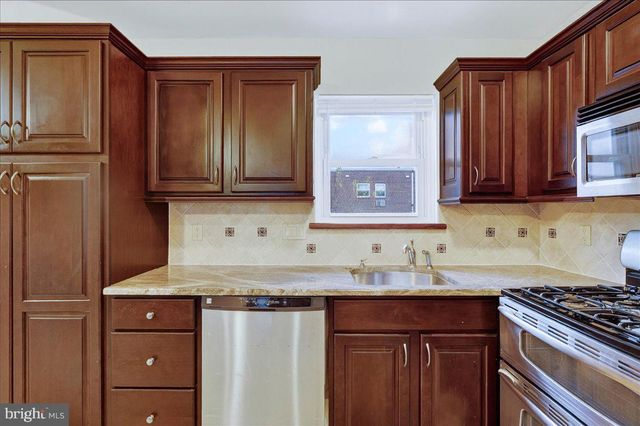 9865 GARVEY DR, Philadelphia, PA 19114