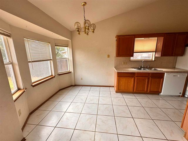 404 SE Sungate Blvd, Lawton, OK 73501