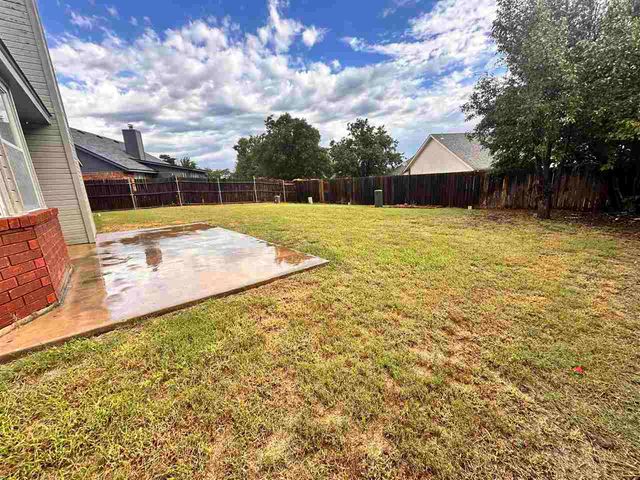 404 SE Sungate Blvd, Lawton, OK 73501