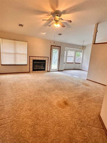 404 SE Sungate Blvd, Lawton, OK 73501