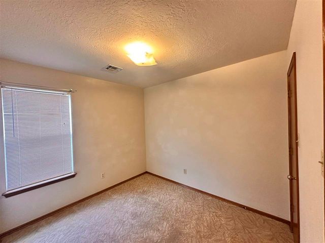 404 SE Sungate Blvd, Lawton, OK 73501