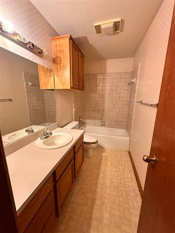 404 SE Sungate Blvd, Lawton, OK 73501