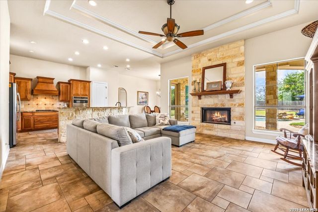160 ABREGO LAKE DR, Floresville, TX 78114