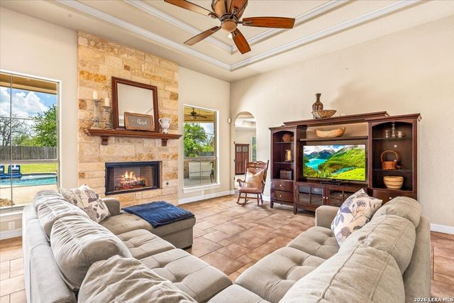 160 ABREGO LAKE DR, Floresville, TX 78114