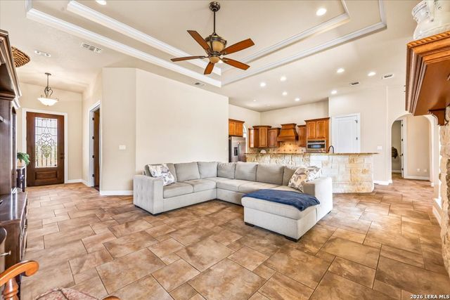 160 ABREGO LAKE DR, Floresville, TX 78114