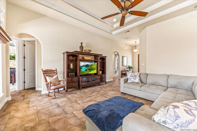 160 ABREGO LAKE DR, Floresville, TX 78114