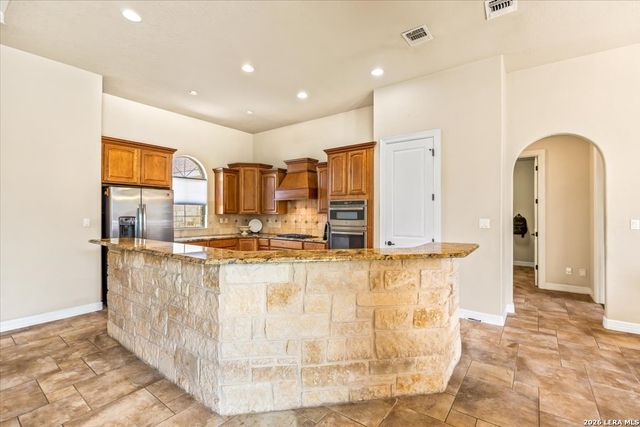 160 ABREGO LAKE DR, Floresville, TX 78114