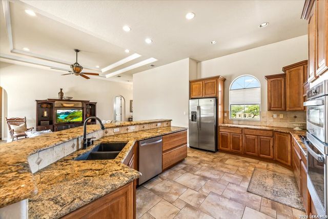 160 ABREGO LAKE DR, Floresville, TX 78114